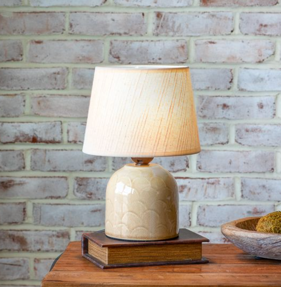Beige Scallop Pattern Table Lamp