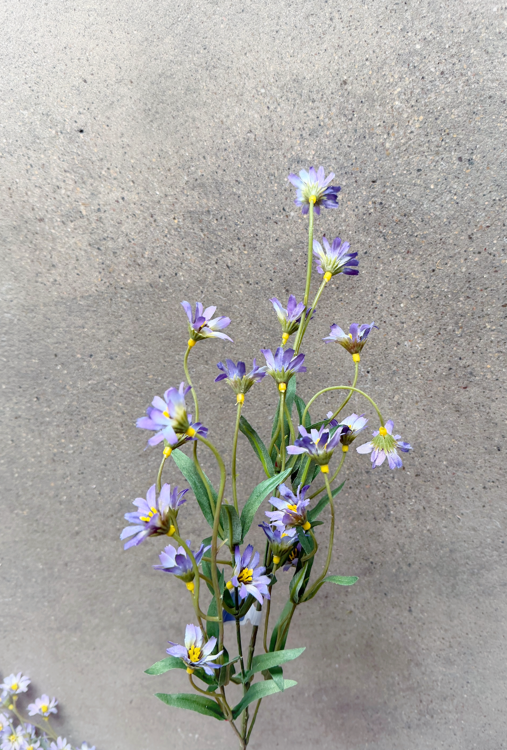 29" Wild Daisy Spray - Blue/Lavender