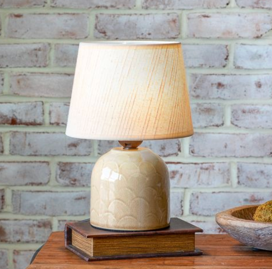 Beige Scallop Pattern Table Lamp