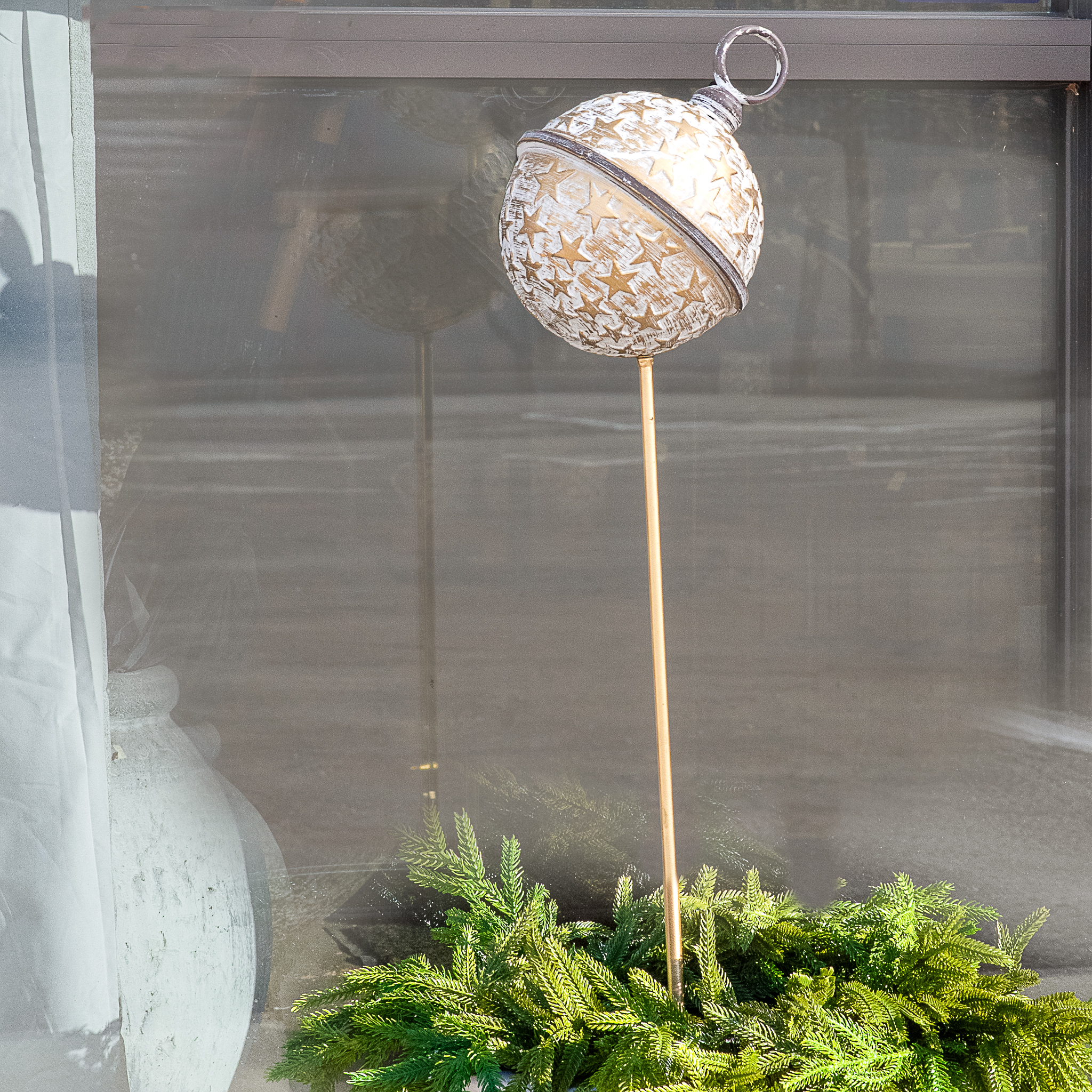 36" H. 9" Gold/Wht Bell Yard Stake