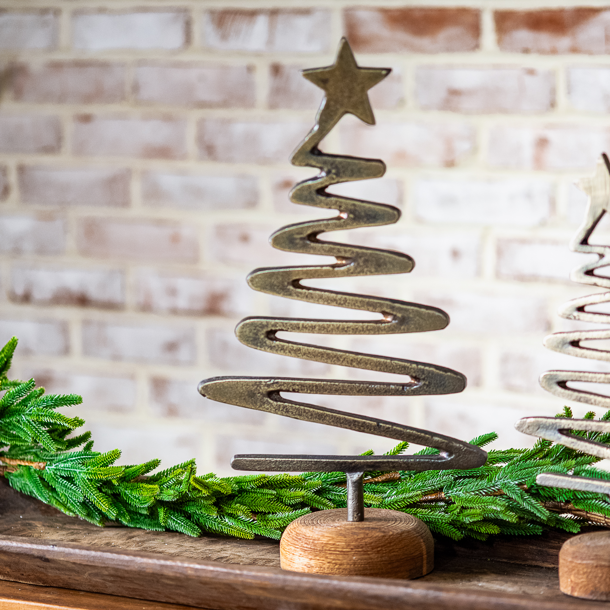 17" Ant. Brass Zig Zag Tree Decor