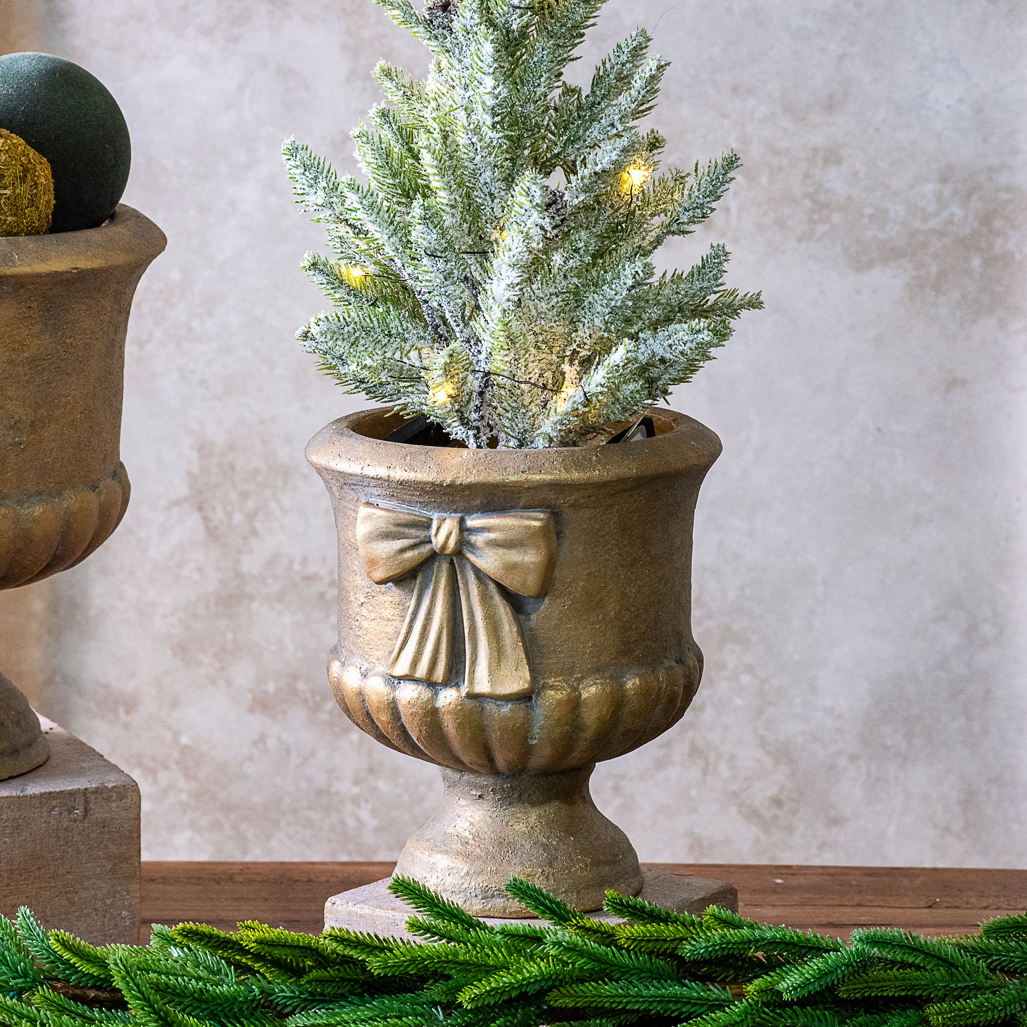 7.1" Gold Bow Holiday Planter