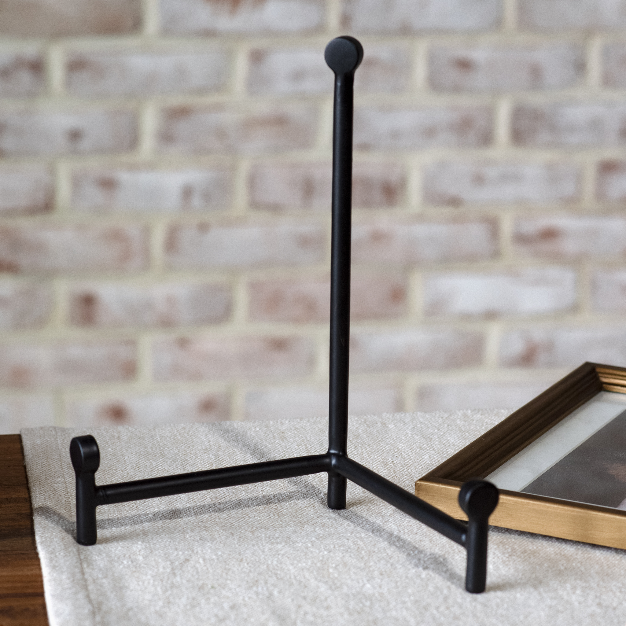 *Inner* 10" Blk Straight Back Easel