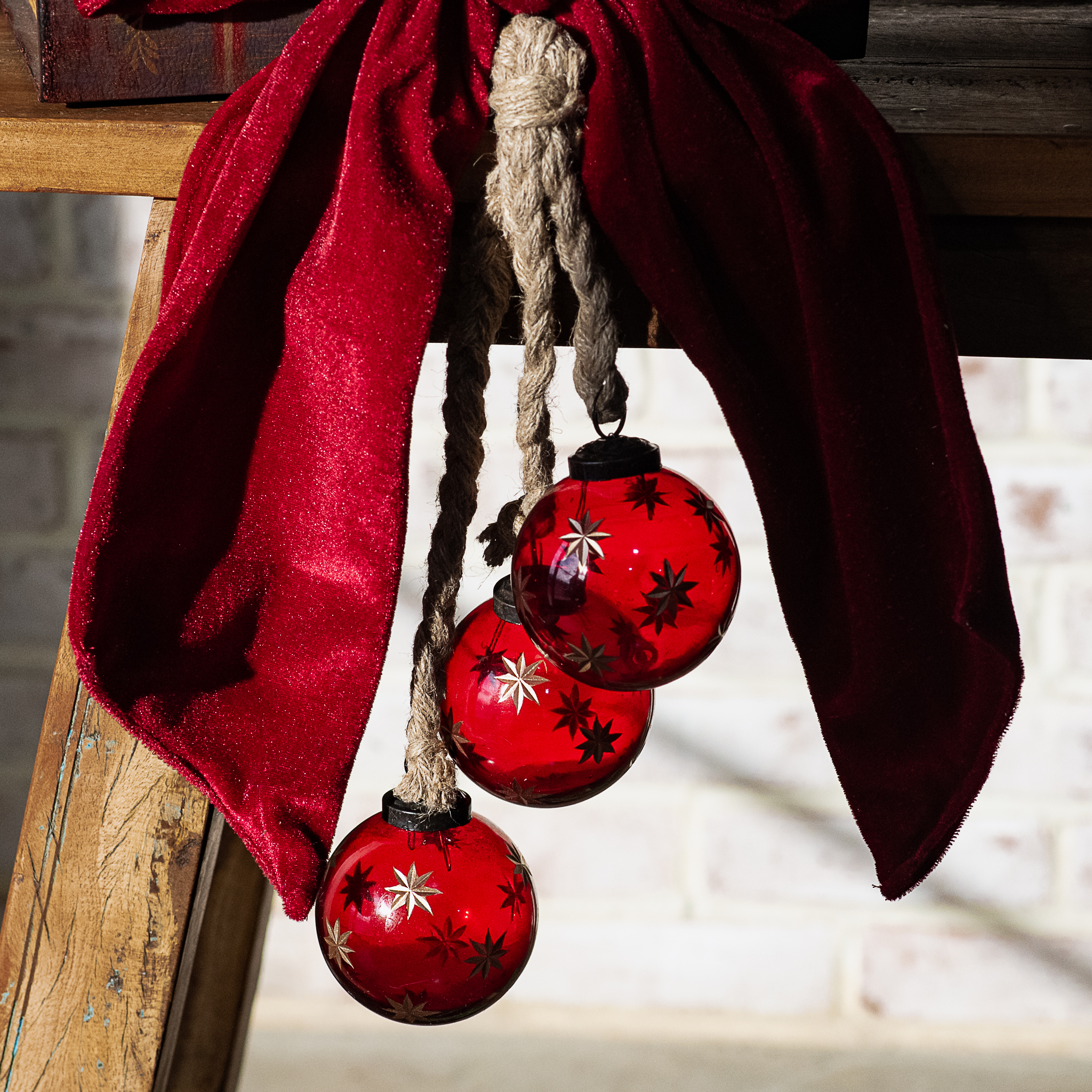 *Inner* 3Pc Red Star Ball Hanger