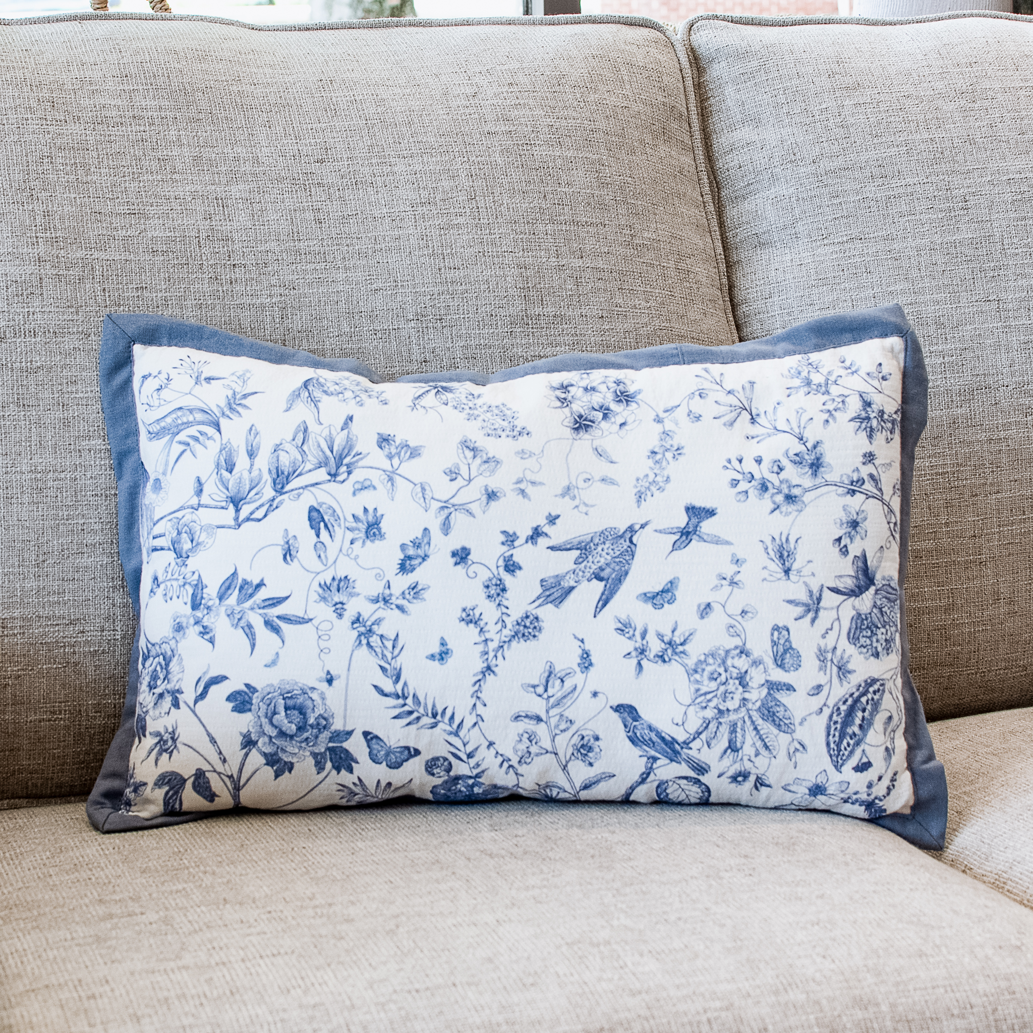 12 X 20 Bl/Wht Floral Pillow