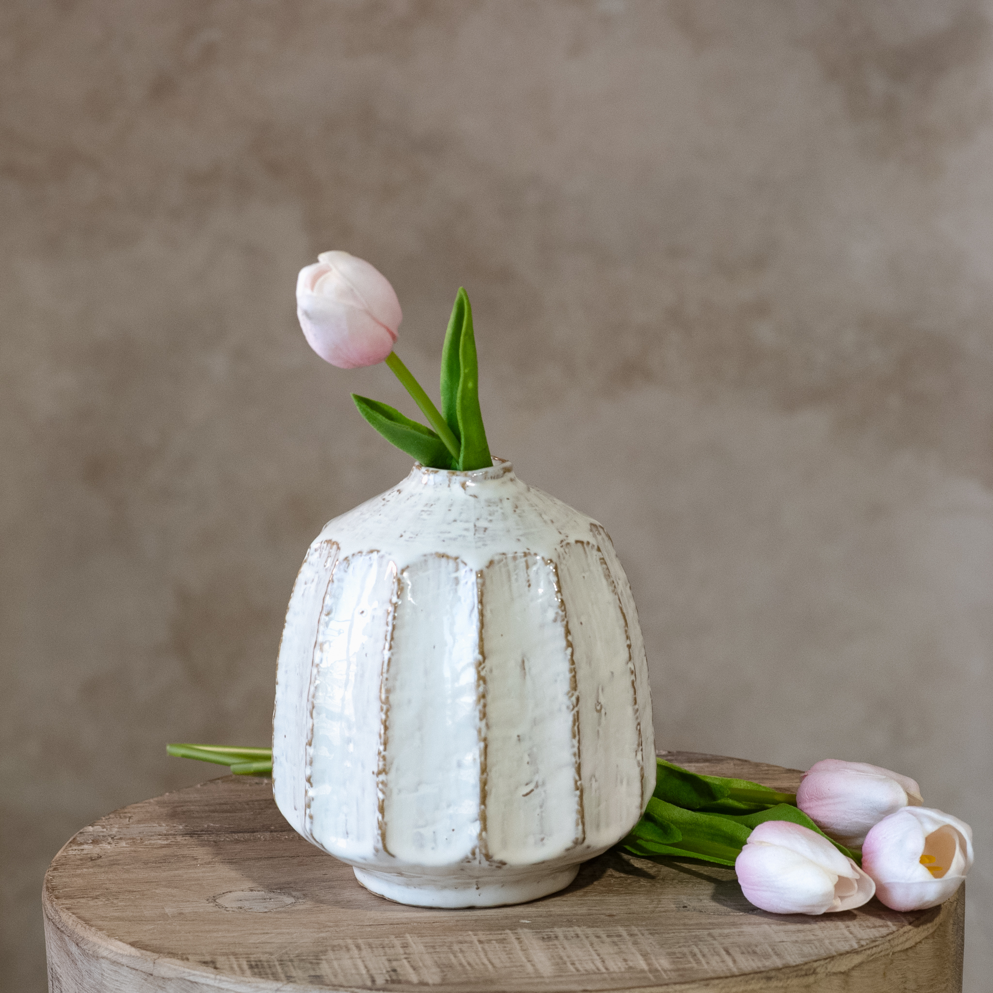 *Inner* 5.5"H Rea. White Scallop Vase