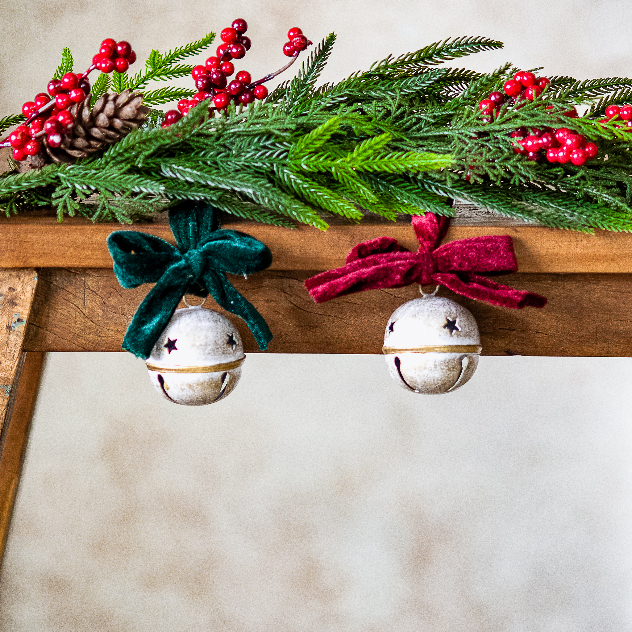 *Inner* 2 Asst. M Wht/Gd Jingle Bell