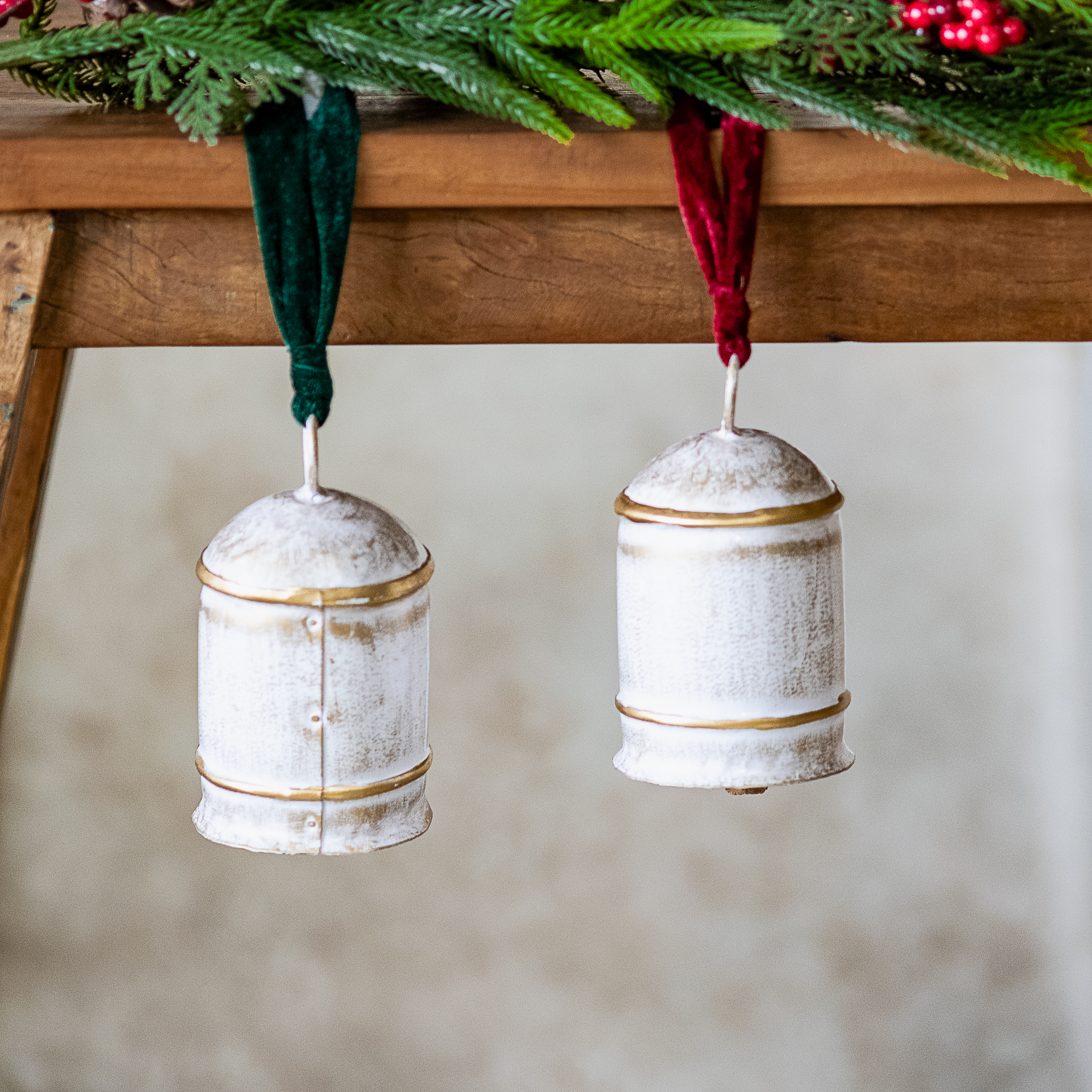 *Inner* 2 Asst. L Wht/Gd Holiday Cow Bell