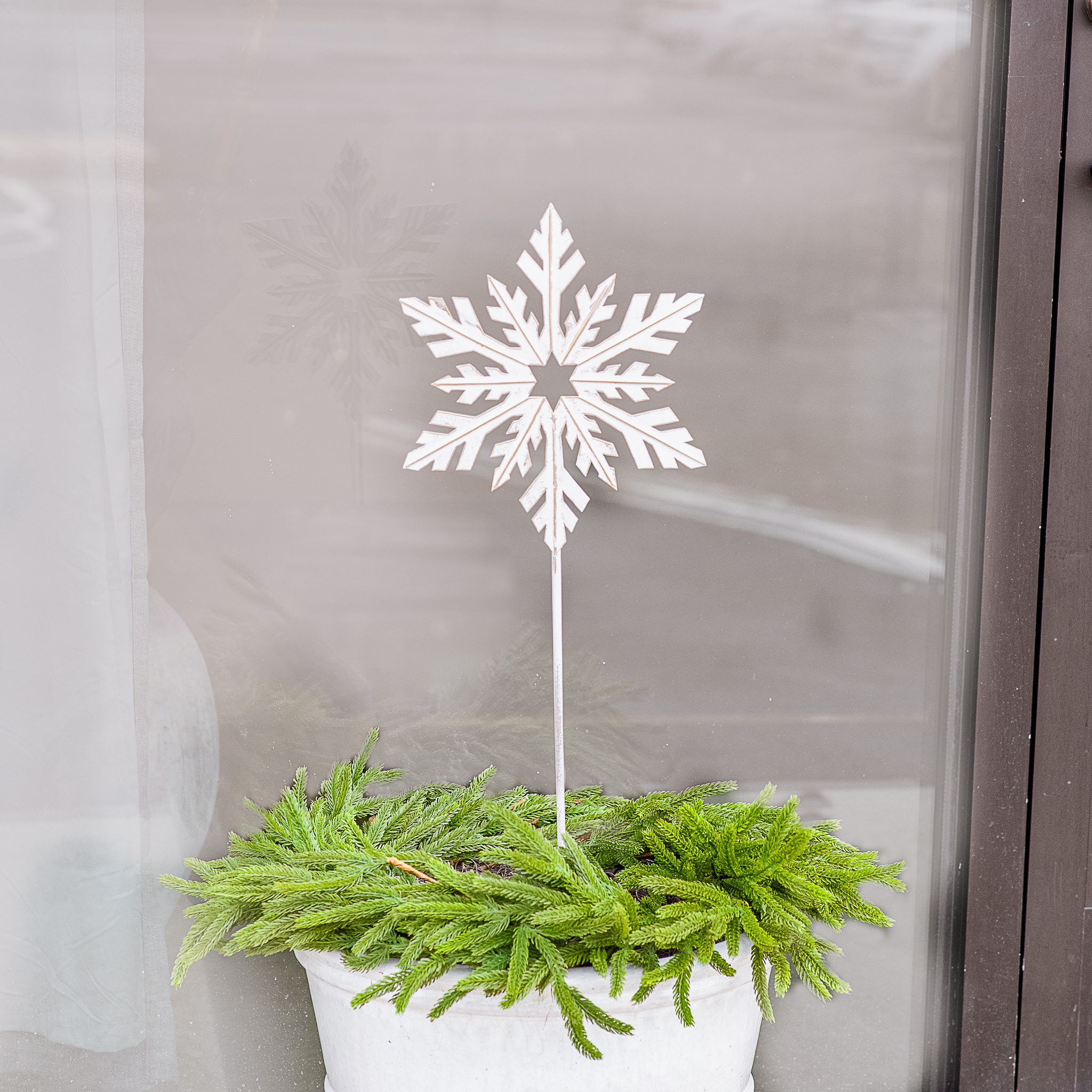 *Inner* 28" Wht/Gd Snowflake Stake