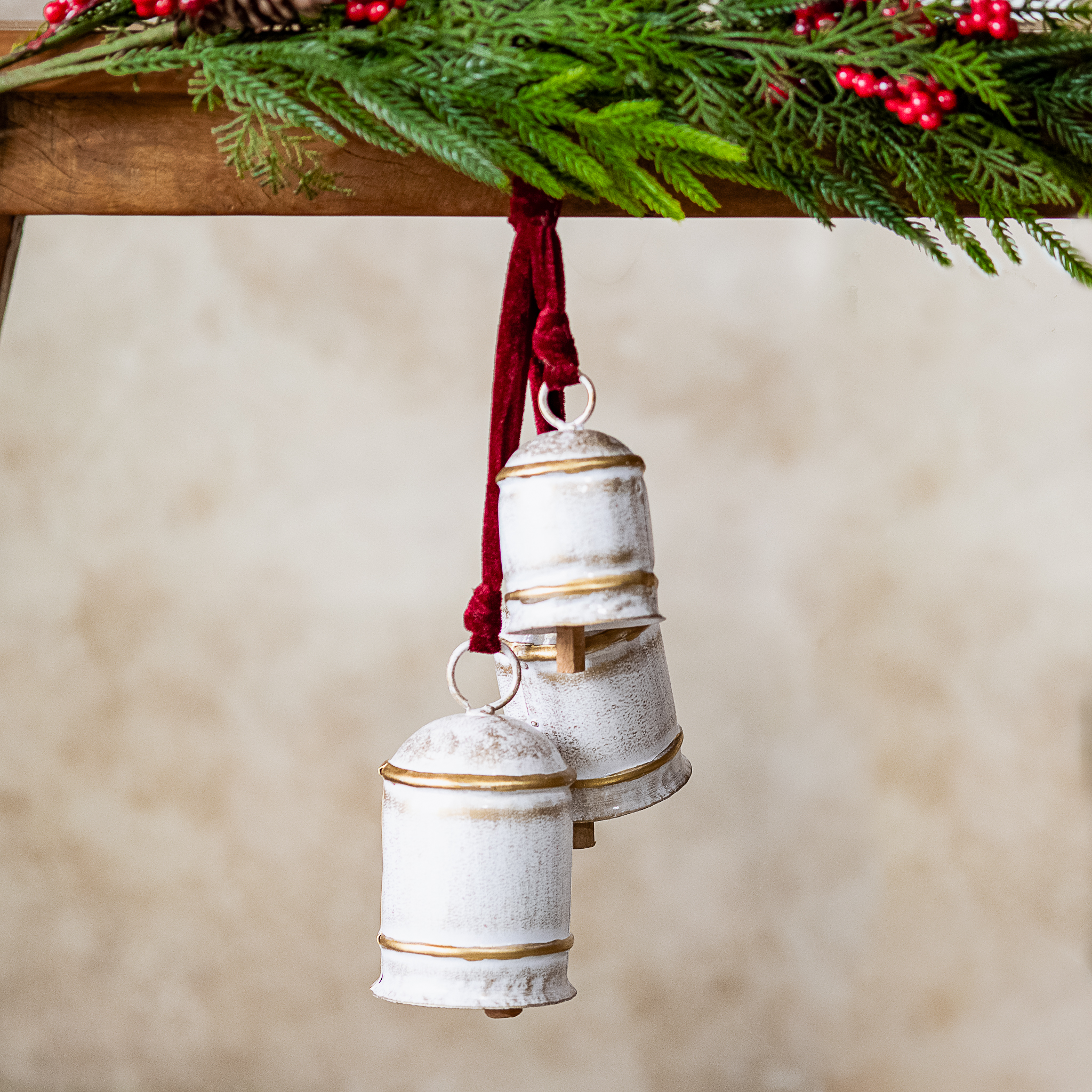 *Inner* Wht/Gld 3 Cow Bell Red Velvet Cluster