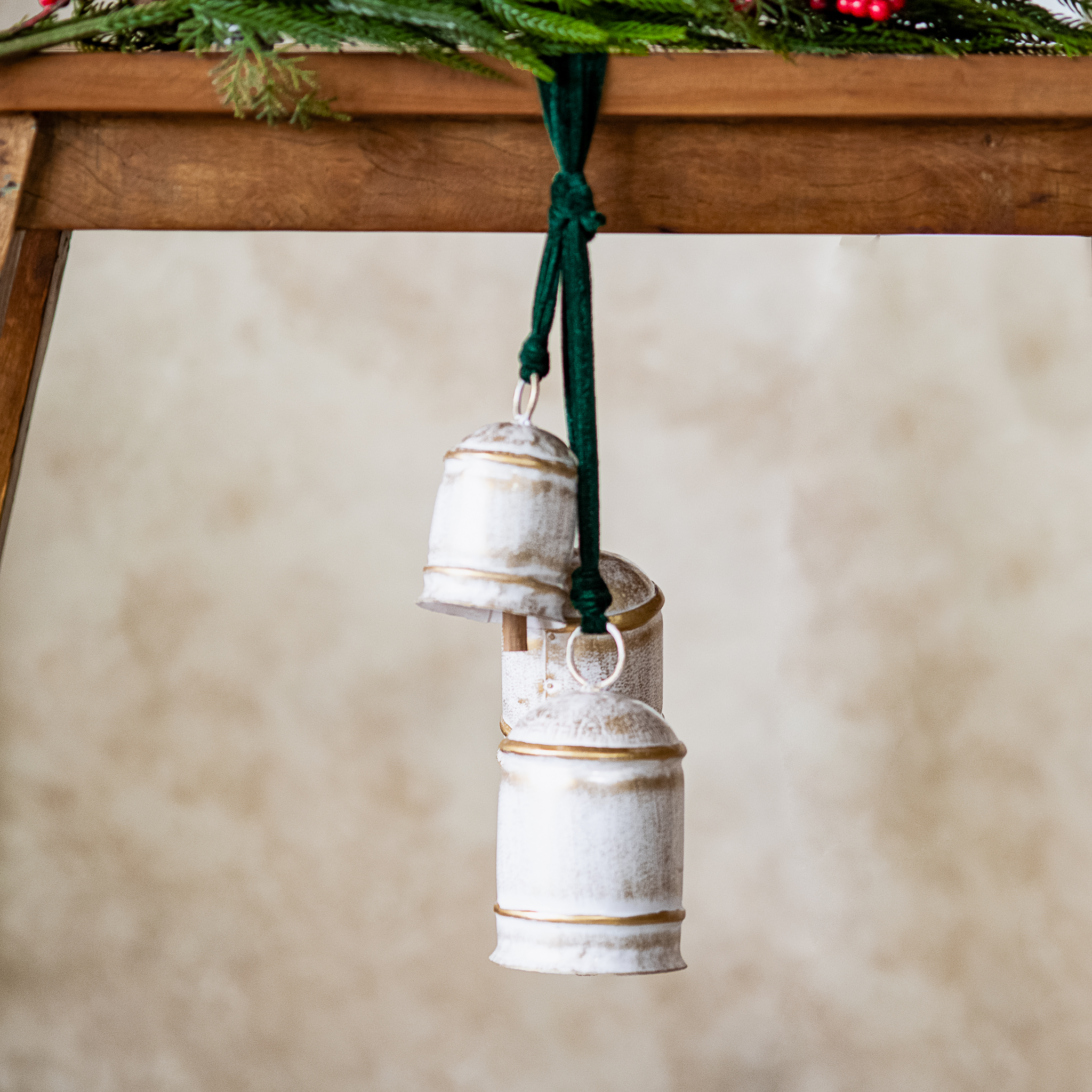 *Inner* Wht/Gld 3 Cow Bell Grn Velvet Cluster