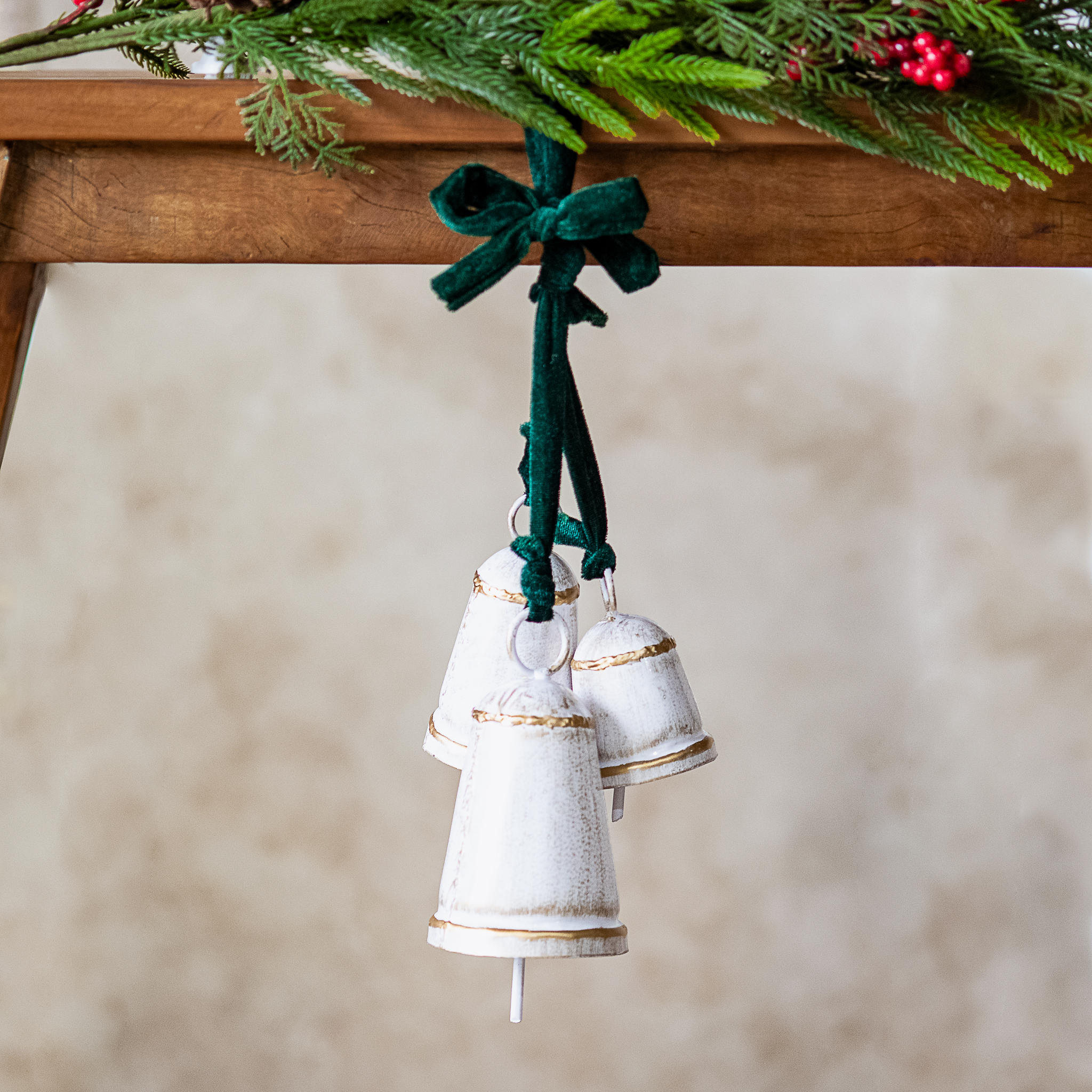 *Inner* Wht/Gld 3 Conical Bell Grn Velvet Cluster