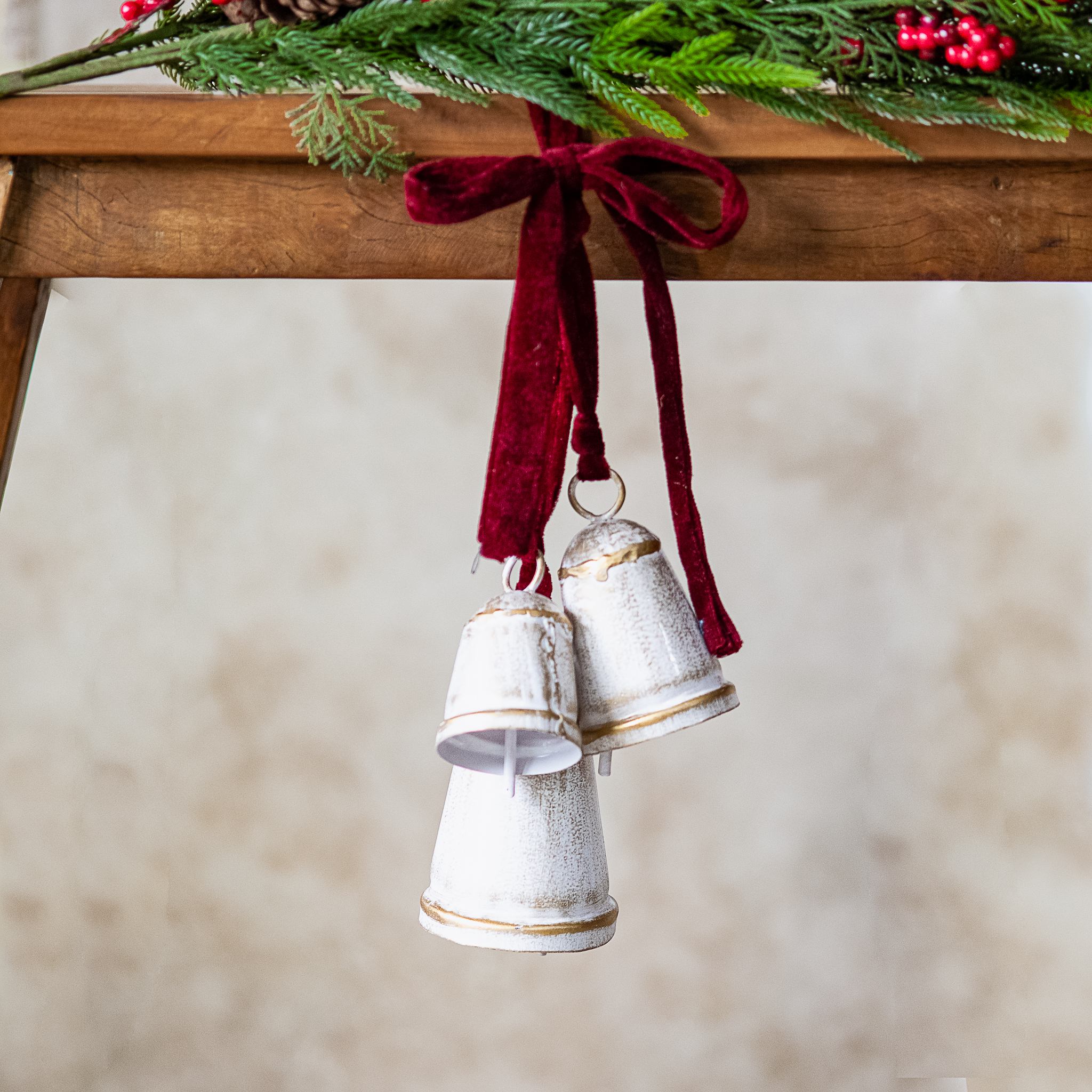 *Inner* Wht/Gld 3 Conical Bell Red Velvet Cluster