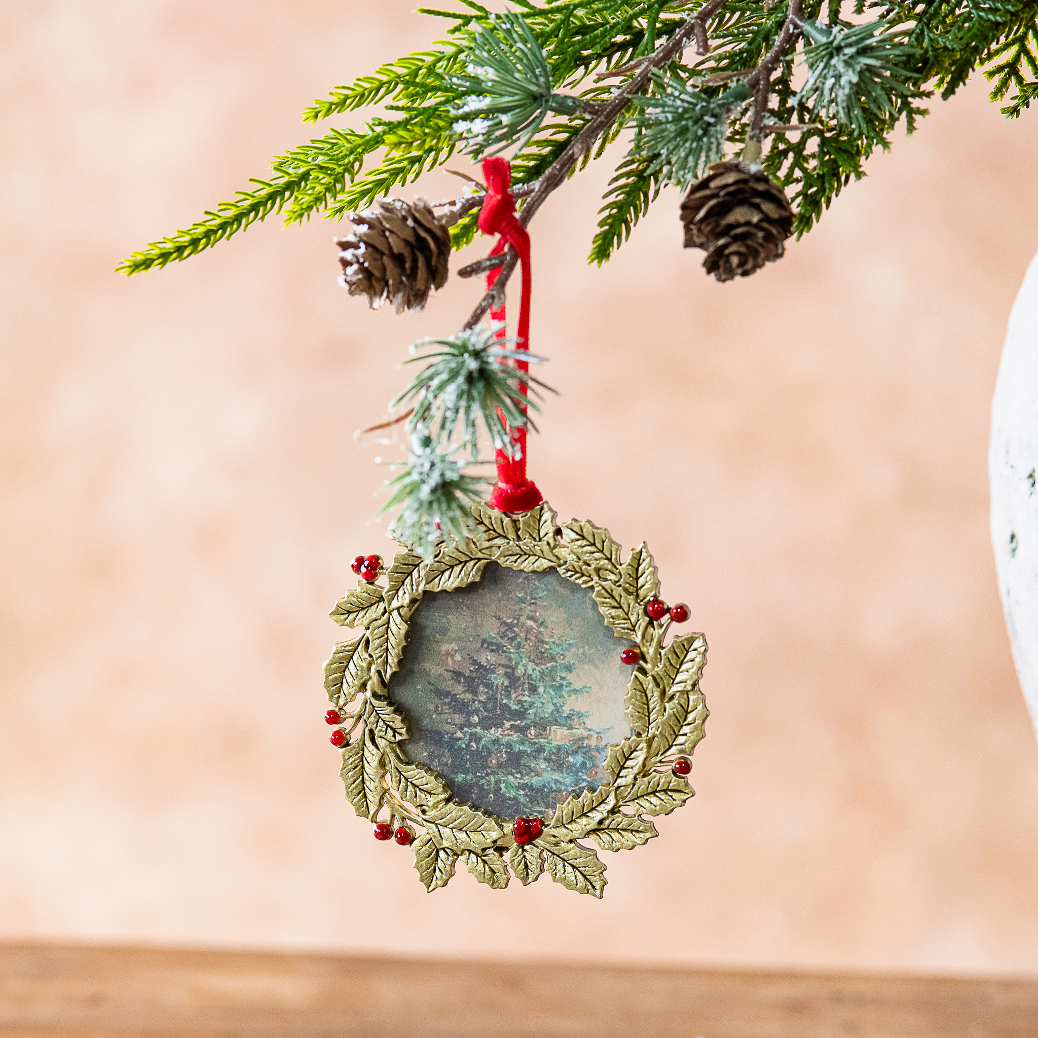 *Inner* 3" Gold Wreath Ornament Frame