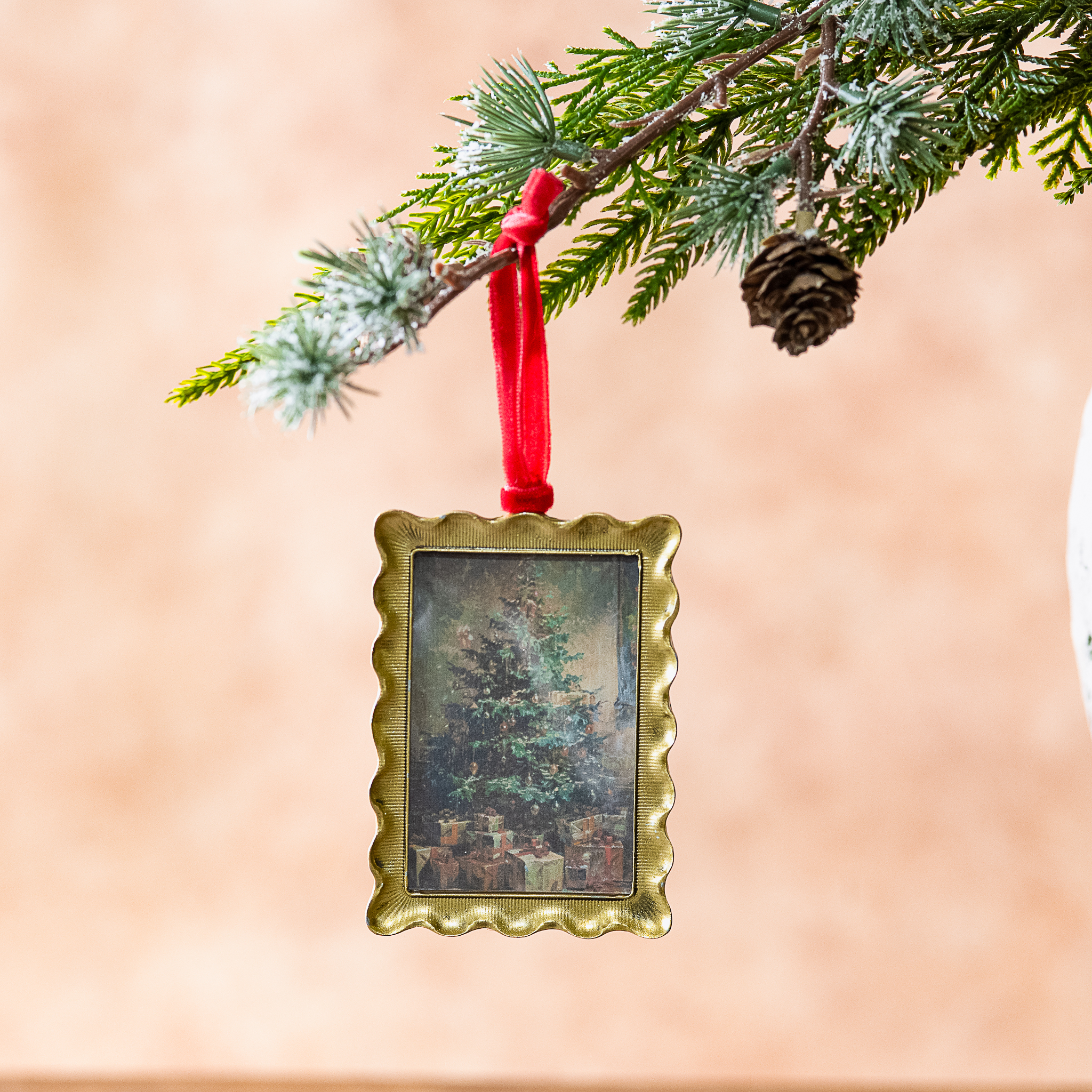 *Inner* 3.5" Scallop Ornament Frame