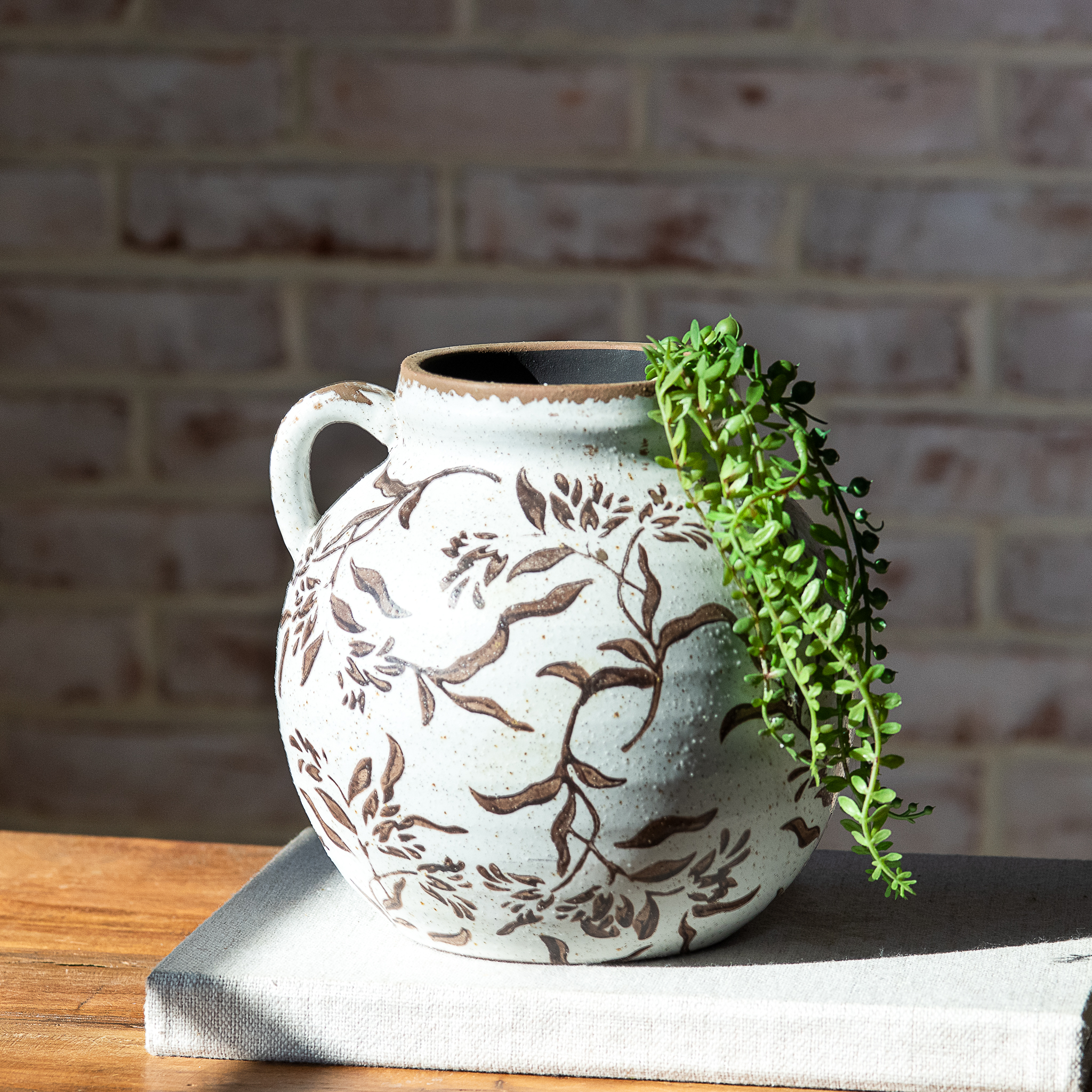 *Inner* 7" Br/Wh Leaf Pattern Vase