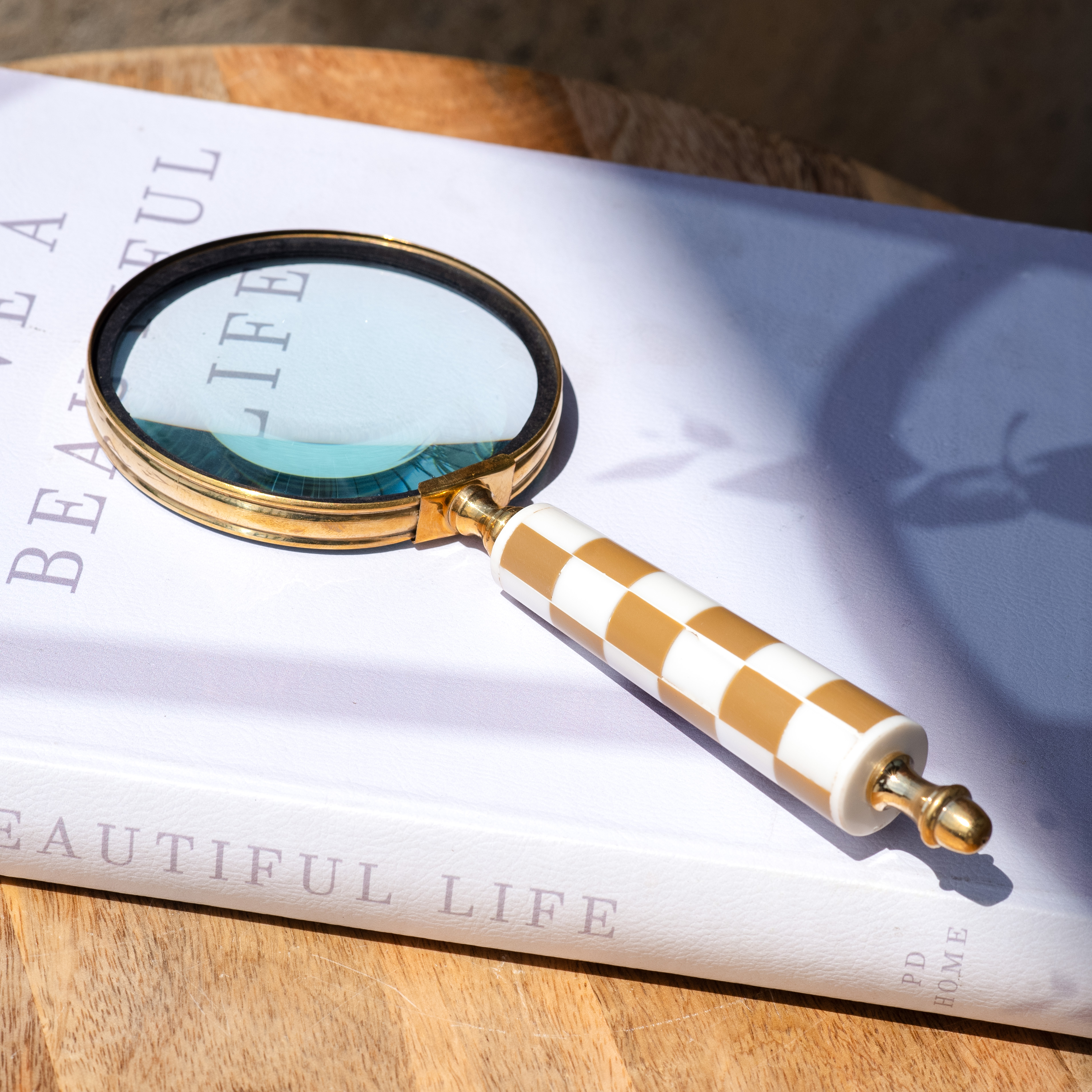 *Inner* 9" Tan Check Magnifying Glass