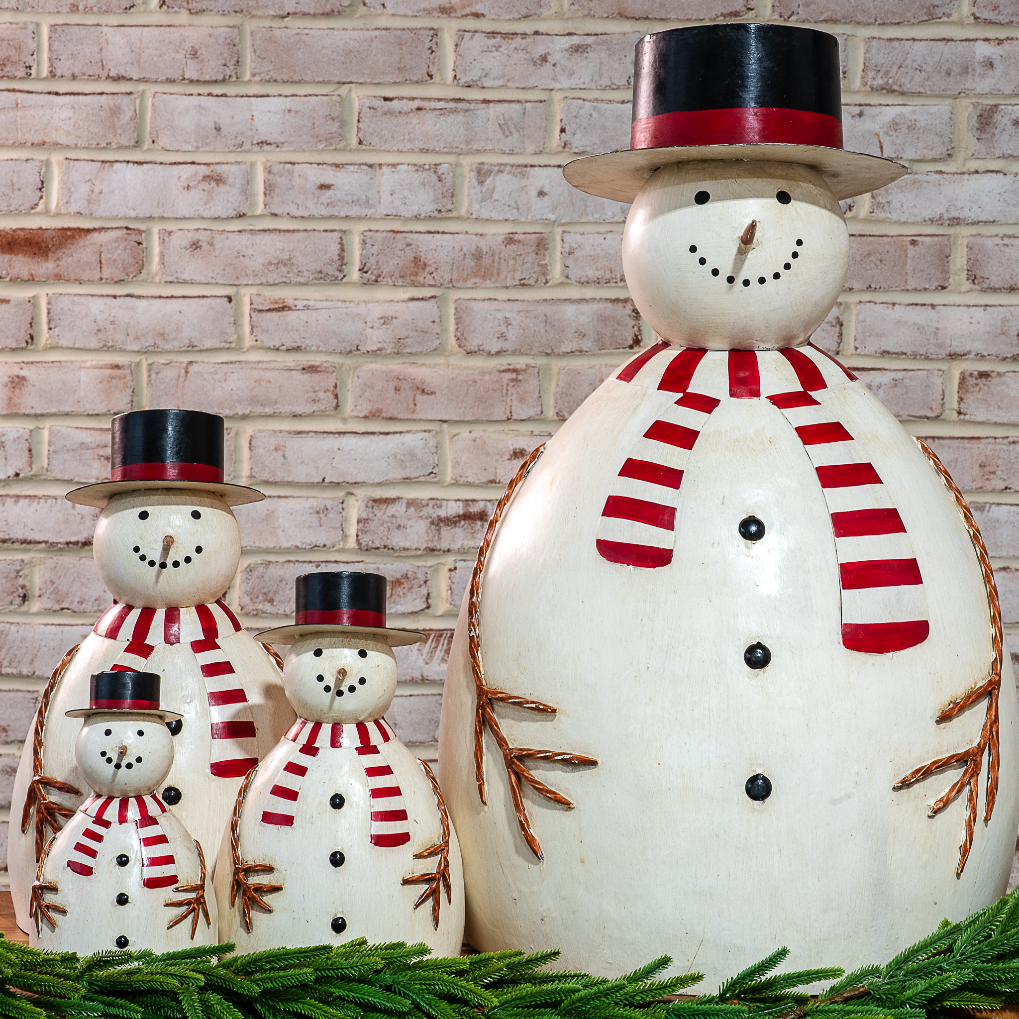 S/4 Metal Snowman With Hat