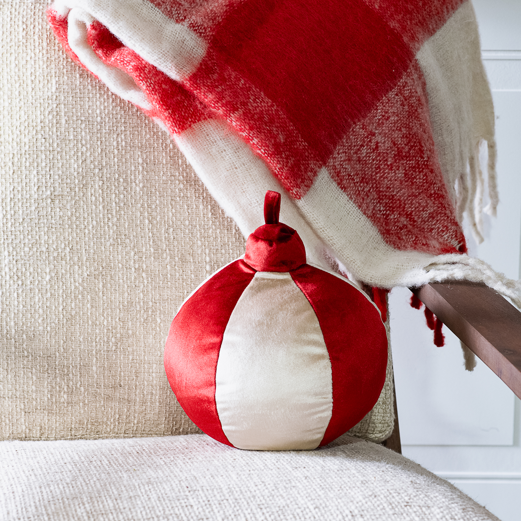 9" Red/Wht Stuffed Ball Orn. Decor