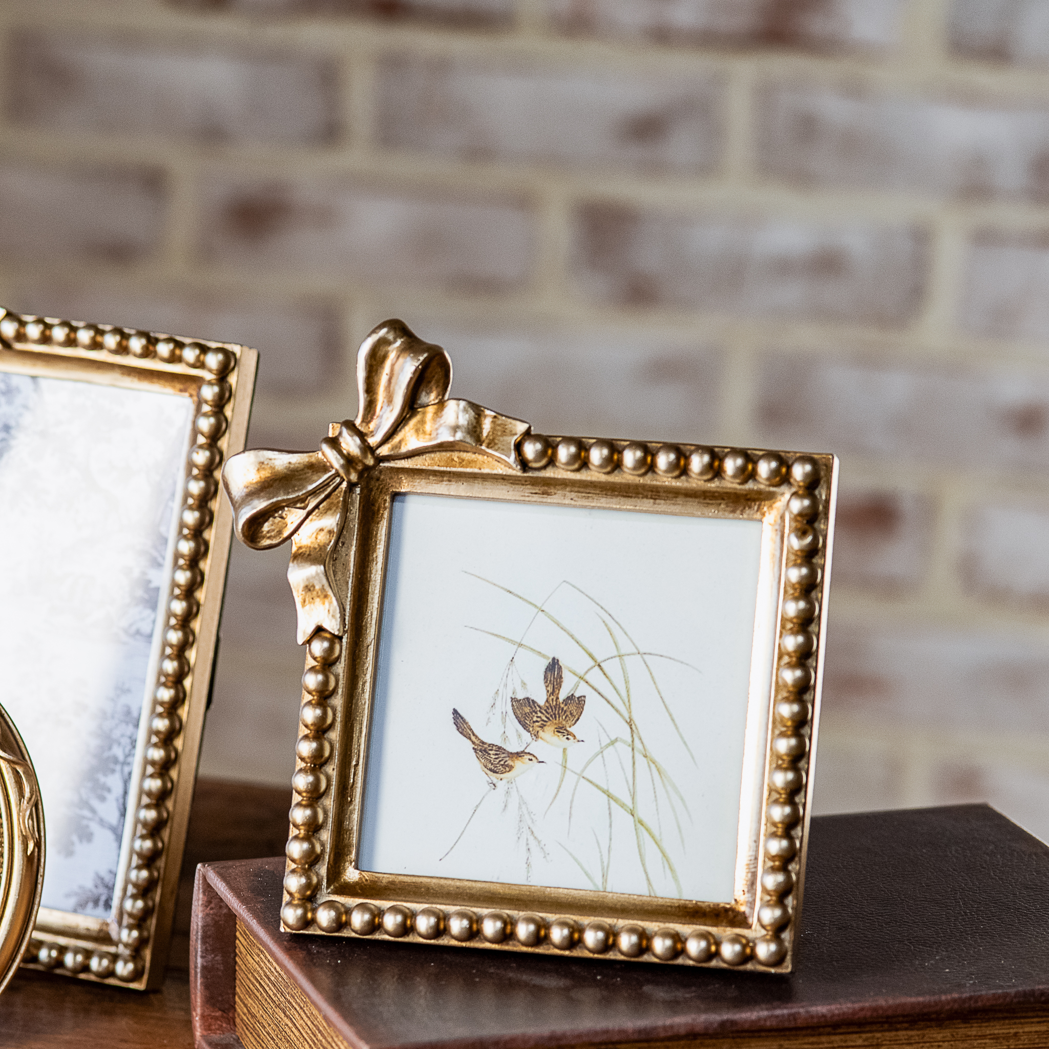 *Inner* 6" Antique Gold Bow Frame