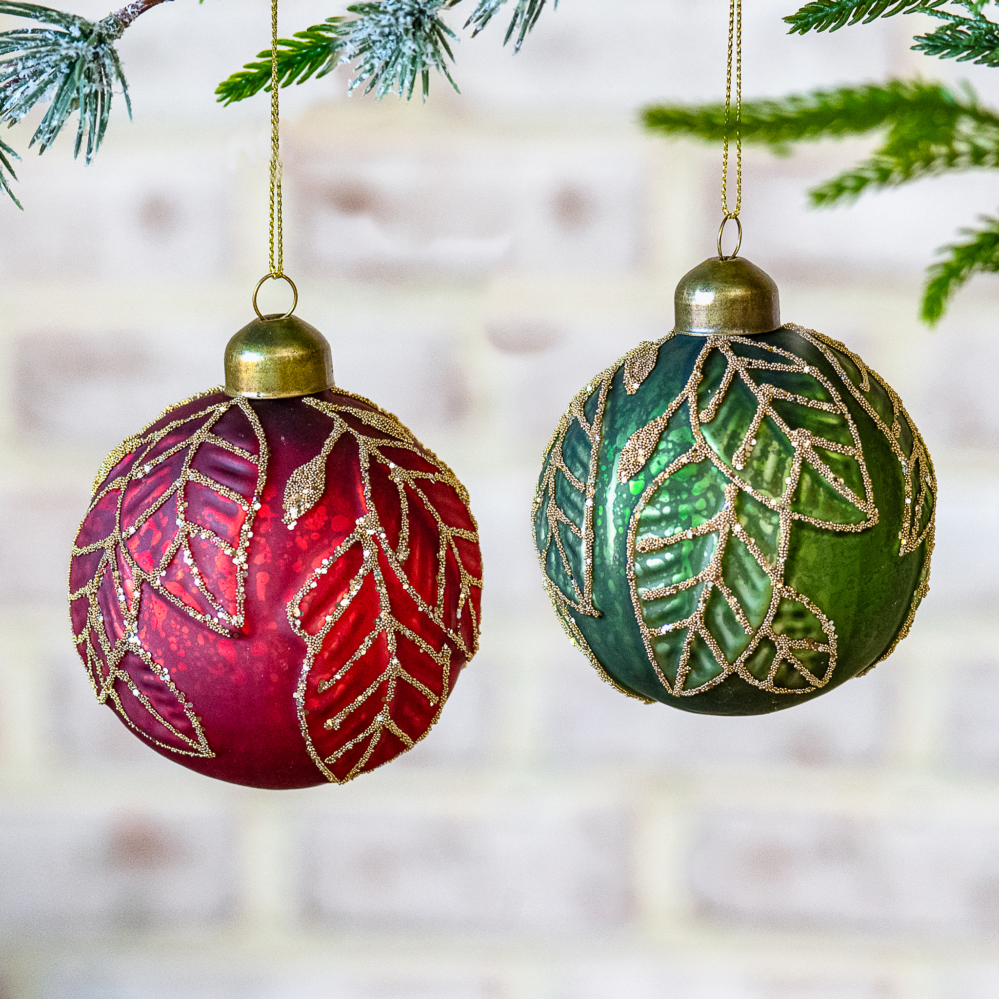 *Inner* 2 Asst. Rd/Grn Leaf Ball Ornaments